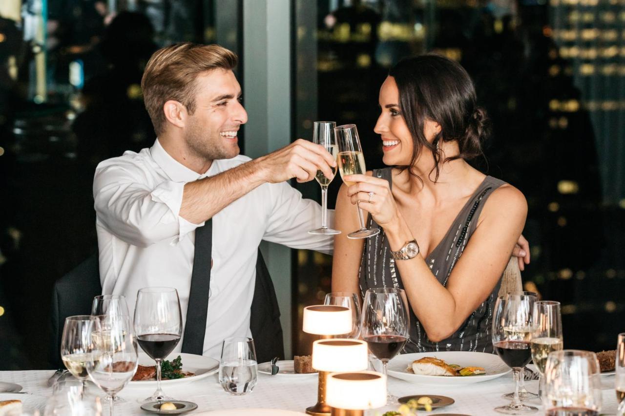 Shangri-La Σίδνεϊ Εξωτερικό φωτογραφία A couple dining together