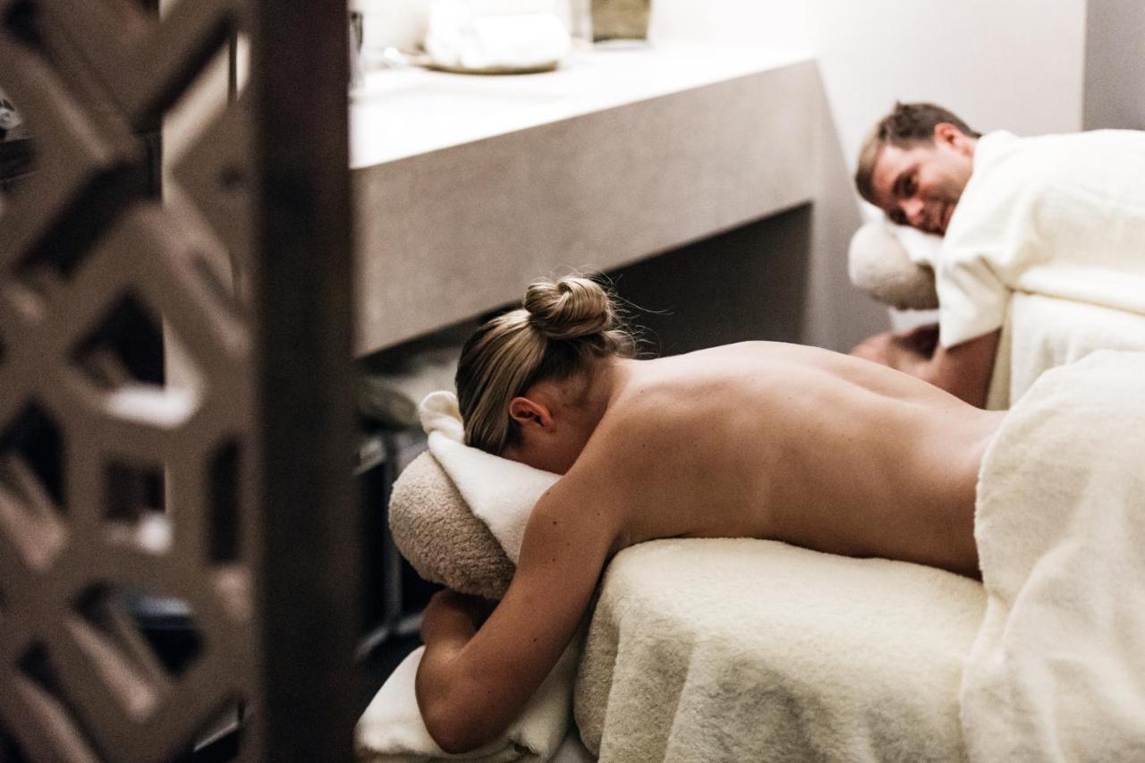 Shangri-La Σίδνεϊ Εξωτερικό φωτογραφία A couple receiving a massage at a spa